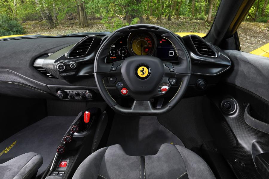 Торпедо Ferrari 488 Pista 2018 года  (UK) (фото 9 из 21)
